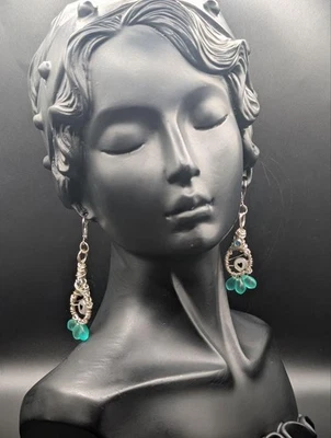 Pendientes góticos brillantes de Navidad • Dije de corazón negro • Envoltura de alambre de plata Foto 1 de 4