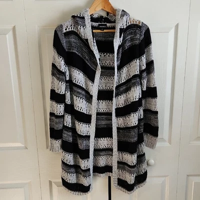 Cárdigan suéter con capucha de línea larga gris y negro tórrido talla 0/LG frente abierto Foto 1 de 4