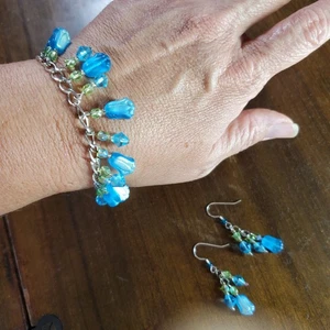 Conjunto de pendientes pulsera con dije de tulipán de 7,5" hechos a mano azul con cuentas de flores de vidrio checo - Imagen 1 de 7