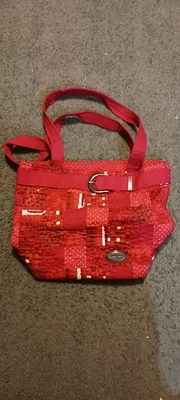 Bolso de hombro acolchado rojo y negro DONNA SHARP con acento de hebilla  Foto 1 de 4