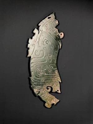 Raro Colgante Fénix Dragón de Jade Chino de la Dinastía Shang (c.1700-1045 a.C.) Foto 1 de 4