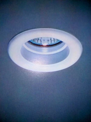 FARETTO DA INCASSO IN METALLO CON ANELLO DECORATIVO IN VETRO BIANCO OPACO. - Immagine 1 di 4