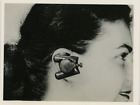 Un micro miniature dans l'oreille  Vintage silver print Tirage argentique