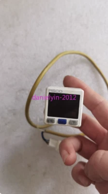 1Pcs Used PISCO pressure gauge VUS31R-NV-01 - Image 1 of 2