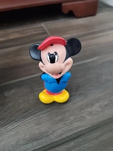 Figura de juguete de plástico de goma pantalones rojos camisa azul Mickey Mouse de colección de Disney de 6" - Imagen 1 de 4