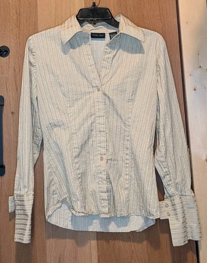 Camisa para mujer NY & Company elástica tostada azul marino a rayas con botones talla S Foto 1 de 4