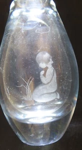 Jarrón Vas Vitreum Suecia Sm de cristal grabado arrodillado niño artista firmado 5,25" H - Imagen 1 de 11