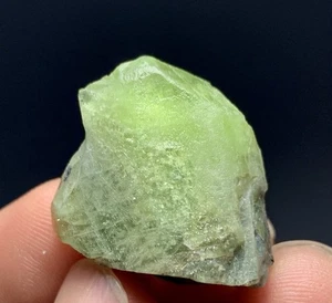 48 kt natürlicher Peridot Kristall aus Pakistan. - Bild 1 von 8