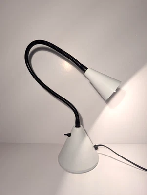 Lámpara italiana vintage de cuello de cisne (estilo Renko Egoluce) posmoderna cónica blanca Foto 1 de 4