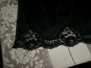 DE COLECCIÓN ADONNA MEDIO SLIP ~ NAILON NEGRO ~ DOBLADILLO DE ENCAJE ~ TALLA MEDIANA ~ EE. UU. - Imagen 1 de 4