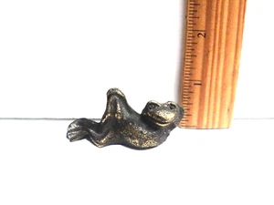Rana de metal bronce vintage descansando relajante acostado 2 1/4" de largo - Imagen 1 de 4