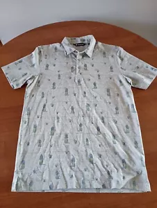 Camisa polo de golf Travis Mathew para hombre gris medio estampado de piña hawaiana - Imagen 1 de 8