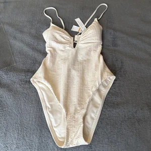 Traje de baño Sanctuary para dama nuevo con etiquetas talla 8 precio de venta sugerido por el fabricante 119 USD arena blanca - Imagen 1 de 3