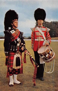 POSTCARD MILITARY PIPER & DRUMMER SCOTS GUARDS - Picture 1 of 2