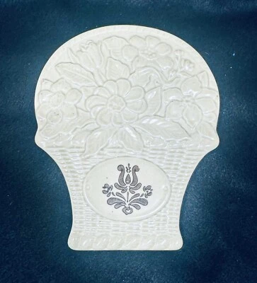 Remache Pfaltzgraf Village, cesta floral en relieve, excelente estado Foto 1 de 2