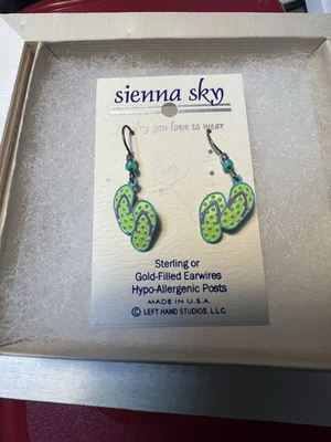 Pendientes hipoalergénicos FLIP FLOP verdes, enchapados en plata de ley, de Sienna Sky Foto 1 de 2