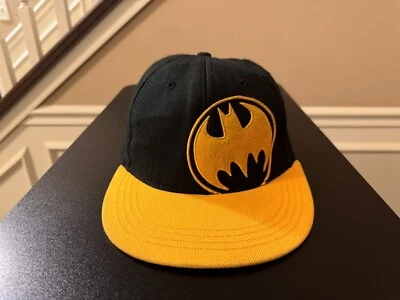 蝙蝠侠帽子黑色和黄色贴合帽尺寸L/XLTM和DC漫画刺绣标志 — 第 1/4 张图片