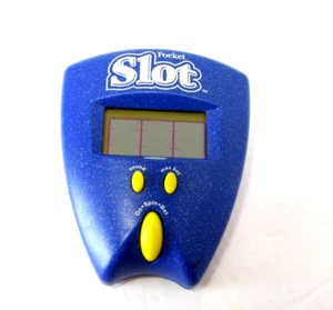 Juego portátil electrónico portátil portátil portátil Radica Pocket Slot modelo 8022 2002 vintage - Imagen 1 de 3