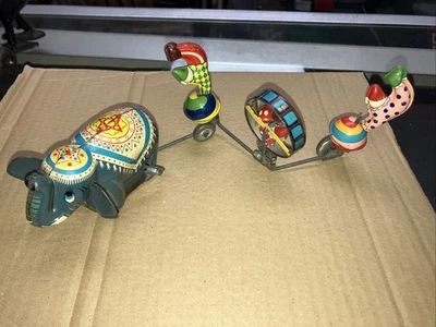 Brinquedo de estanho para elefantes e palhaços de circo. Feito no Japão - Imagem 1 de 4