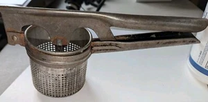 Trituradora de patatas de cocina universal de metal de colección vintage/principios de mediados de siglo - Imagen 1 de 9