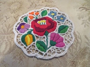 kalocsa Ungherese Bellissima mano ricamata pizzo doily Kalocsai montagne russe floreali - Foto 1 di 2