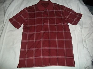 Camisa delantera estilo polo rojo Van Heusen pull over 1/4 botones. $45.00 valor. *(Nuevo) - Imagen 1 de 4