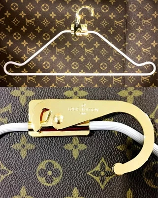 Percha Louis Vuitton para exhibición de ropa retráctil dorada - 1 pieza Foto 1 de 4