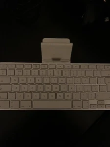 Apple Keybaord - Picture 1 of 3