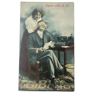 Postal vintage 1929 “¿Adivina quién es?” ¡Amantes descarados románticos lindos! - Imagen 1 de 2