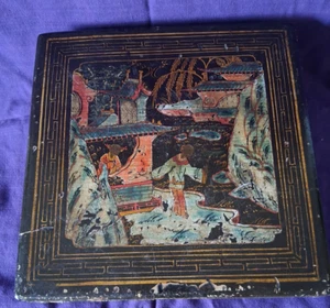 Antike quadratische lackierte Holzschatulle aus der Qing-Dynastie mit Landschafts- und Personengemälden - Bild 1 von 13