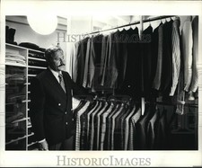 1972 Press Photo Dan Rowan views his clothes closet - hcb38248