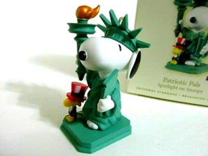 SNOOPY PEANUTS CHARLIE BROWN HALLMARK CHRISTMAS ORNAMENT FIGURE FIGURINE 2008 - Picture 1 of 3