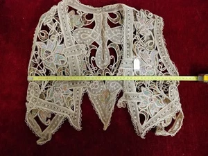 JACKE ODER MANTEL UND PERLEN. SEIDE, GAZETTE UND SPITZE. SPANIEN. 19. Jahrhundert. - Bild 1 von 9