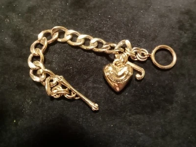 Brazalete de cadena Juicy Couture chapado en oro de latón con dije de iniciación palanca con corazón y J Foto 1 de 4