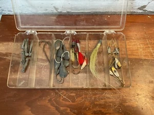 Lotto di ami e pesi da pesca vari con custodia - Foto 1 di 4