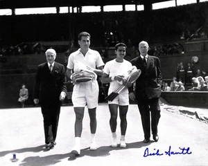 DICK SAVITT 1951 WIMBLEDON WINNER JEWISH TENNIS HOF'ER SIGNED 8x10 BECKETT BAS - Picture 1 of 2