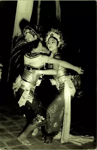 RPPC Coqueteo Baile Bali Pareja en Disfraz Foto Real Postal - Imagen 1 de 2