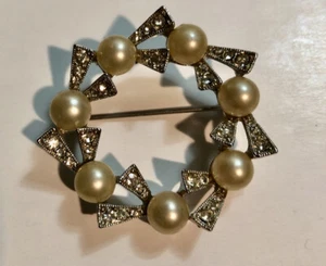 Elegant Vintage Pearl and Rhinestone Pin - Picture 1 of 1