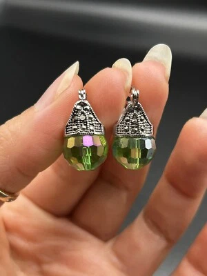 Pendientes de bola de cristal de color verde marcaita de plata Foto 1 de 4
