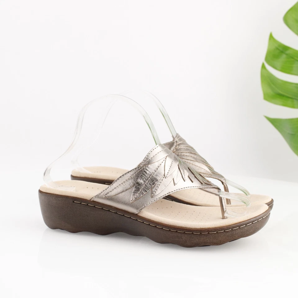 Sandalia Clarks Mujer Phebe Perla Talla 8.5 M Cuero Peltre Tanga Slide Cuña Zapato Foto 1 de 4