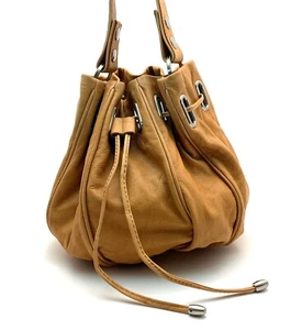 BOLSO DE CUERO MIMCO PEQUEÑO FAJA COCOON EN COLOR TOSTADO CAMEL NUEVO CON ETIQUETAS PRECIO DE VENTA SUGERIDO POR EL FABRICANTE $349 - Imagen 1 de 4