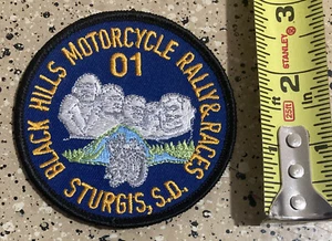 RARO 2001 BLACK HILLS MOTOCICLETA RALLY & RACES STURGIS S.D. PARCHE BORDADO 3" - Imagen 1 de 2