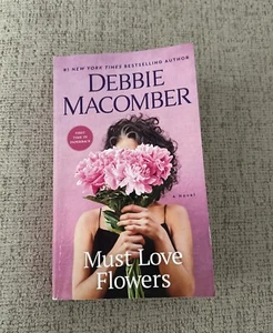 Must Love Flowers: A Novel - Paperback, by Macomber Debbie - Very Good - Picture 1 of 4