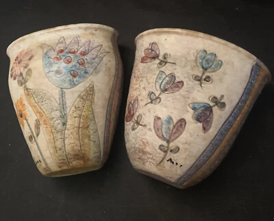 Par de jarrones/apliques de pared florales pintados a mano firmados por Italia Foto 1 de 4