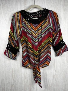 Blusa Ali Miles Boho Multicolor Corbata Frontal Top Pequeña Estampado Artístico Camisa Fluida - Imagen 1 de 7