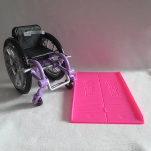 NUEVO Barbie Little Sister Chelsea Muñeca Púrpura Silla de Ruedas, Rampa Rosa y Pegatinas - Imagen 1 de 14