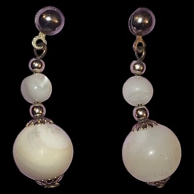 Висячие серьги из белого агата серебристого цвета с бусинами - Изображение 1 из 3