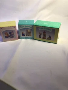 HALLMARK KEEPSAKE MERRY MINIATURES FIGURINE PRIMAVERA NUOVE CON SCATOLA - Foto 1 di 12