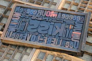 Collage "KISS" made of letterpress wood type characters in antique drawer old - Picture 1 of 6