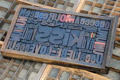 Collage "KISS" made of letterpress wood type characters in antique drawer old - Image 1 of 4